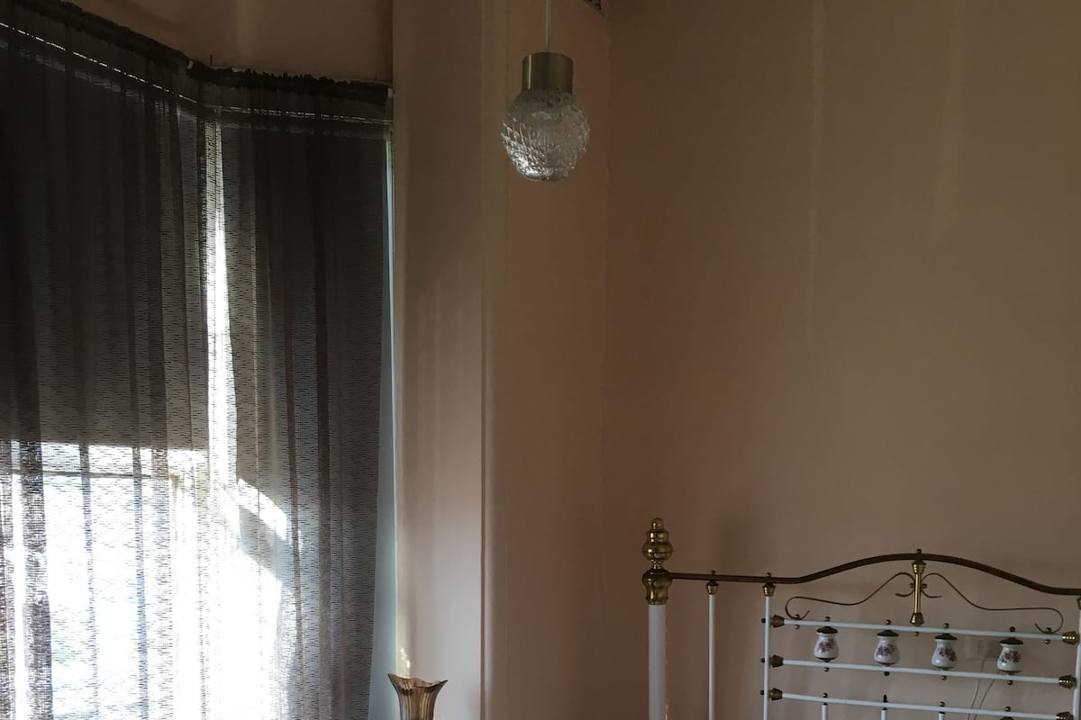 Dubbelrum för 1 person - delat badrum | 1 sovrum, individuell inredning, unika möbler och gratis wi-fi