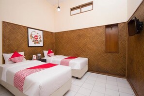 Escritorio, wifi gratis, ropa de cama