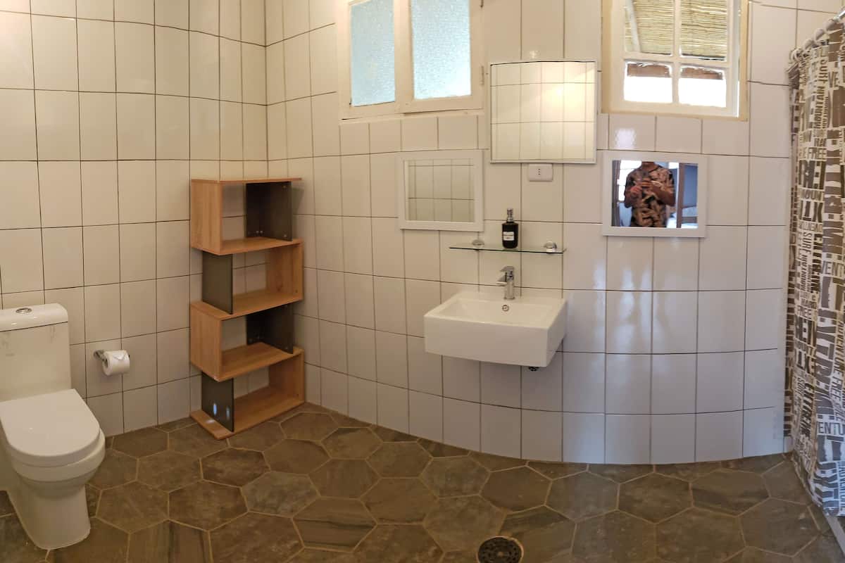 family room | bathroom | combined shower/bathtub, rainfall showerhead, free toiletries, bathrobes
