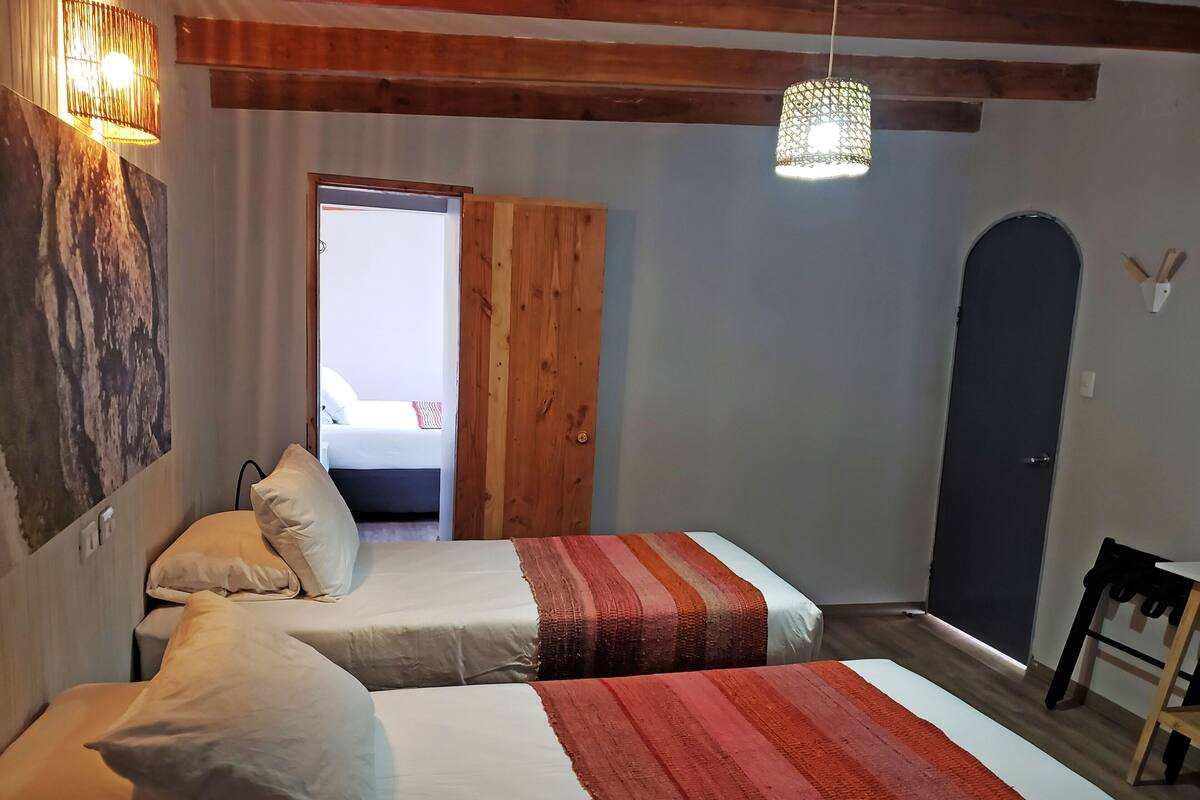 Familie suite | Luxe beddengoed, bedden met traagschuimmatrassen, een kluis op de kamer