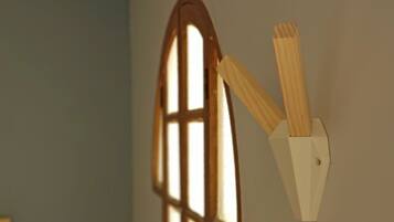 Una estantería de madera anclada a la pared, con una ventana al fondo.