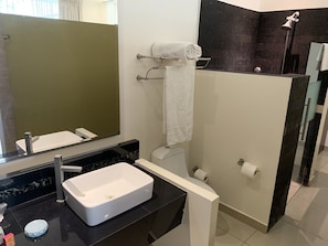Dusch, hårtork, handdukar och tvål
