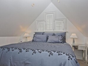 Attic Room  | Premium bedding, down duvets, individually decorated, iron/ironing board - Lilac Rose Boutique Bed and Breakfast (Christchurch)
