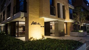 En modern byggnad med en skylt som visar texten ”Atik” och en väl upplyst entré.
