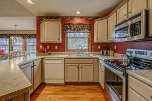 冰箱、微波炉、烤箱、炉灶