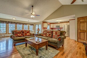 Smart TV, fireplace, foosball, table tennis - Almost Heaven-Gameroom, built-in fire pit, and dog friendly (Moneta)