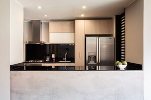 Kühlschrank, Mikrowelle, Ofen, Herdplatte