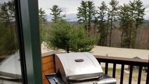 Un balcón con una parrilla y una ventana.