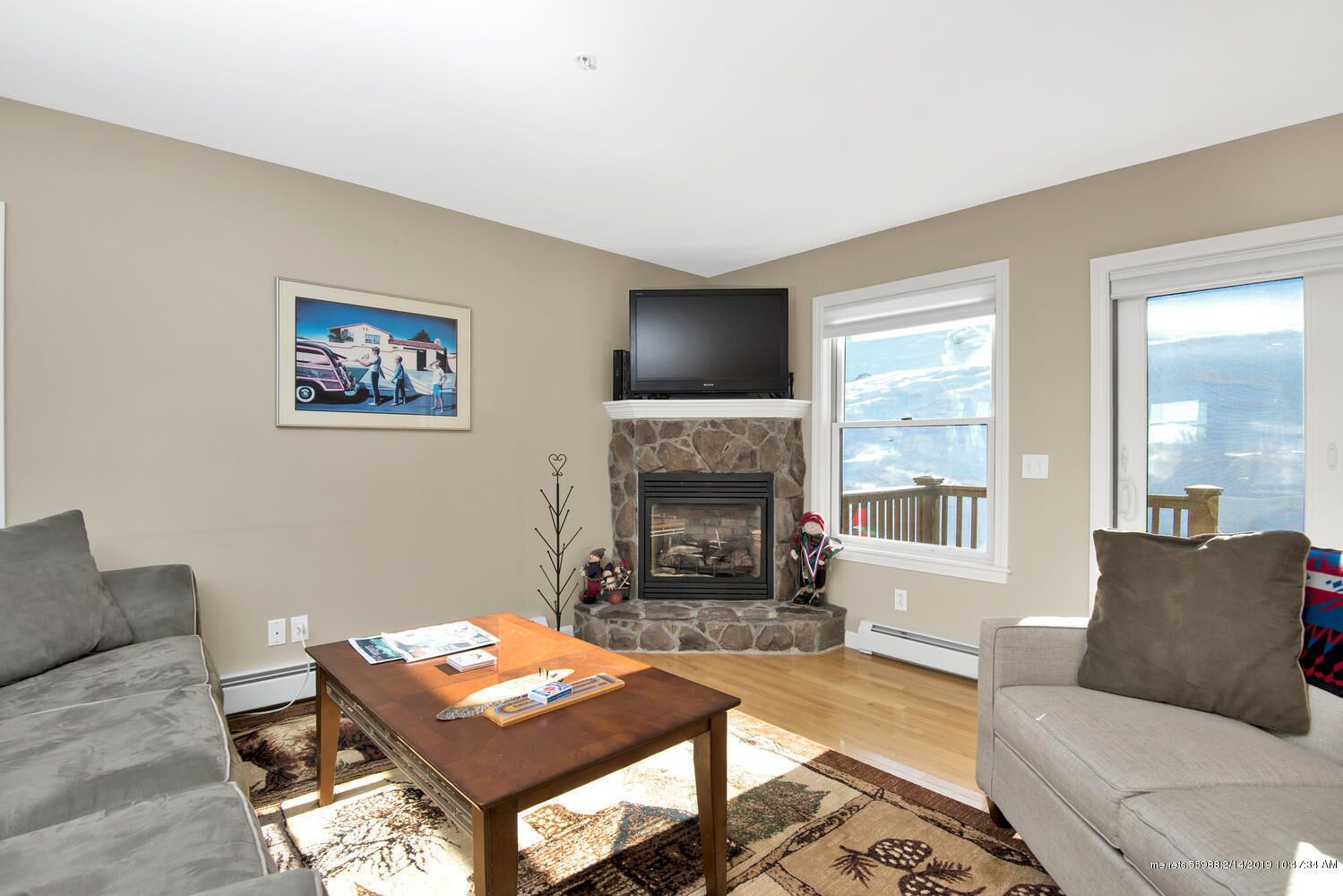 Televisor intel·ligent, llar de foc, reproductor de DVD i futbolí 