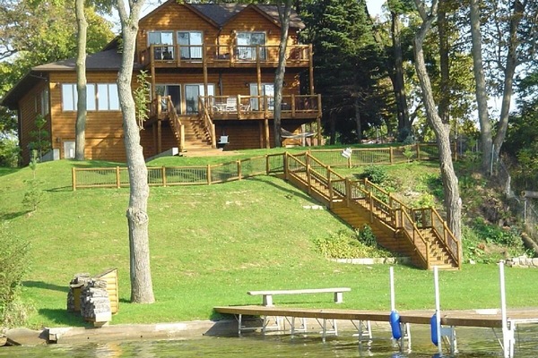 5 bedroom 3 bath Lakefront Log House. Cedar Lake, IN. 55 miles to Chicago Loop!
