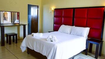 Luxury Twin Room, Multiple Beds | Individually decorated, individually furnished, desk, laptop workspace