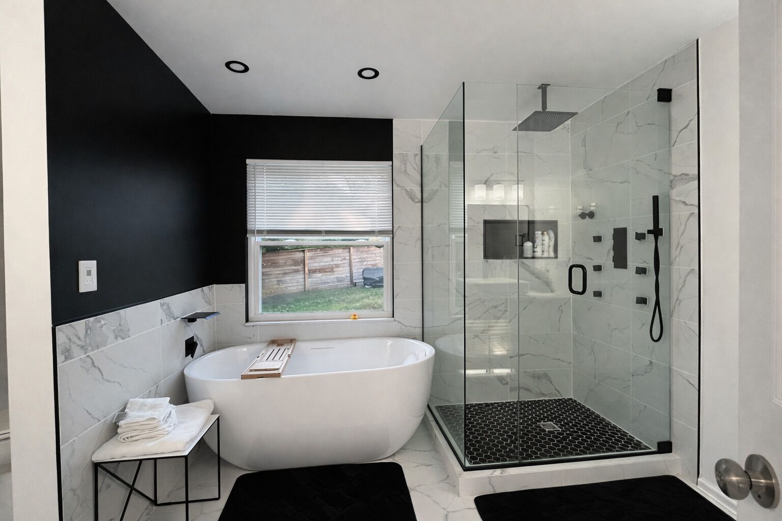 Baignoire, serviettes fournies, savon, shampooing