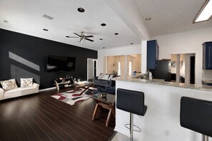 Smart TV, chimenea y monitor de computadora 