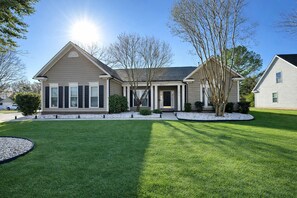 Exterior - Beautiful 4bd 2bath House w/pool close to CLT (Charlotte)