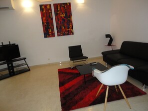 Room, 1 Double Bed | Living area