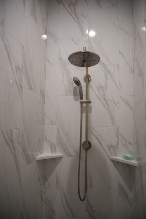 Shower, hair dryer, towels, soap - LUXURY CABIN 50 MIN FROM DALLAS ON 126 LUSH ACRES (Quinlan)