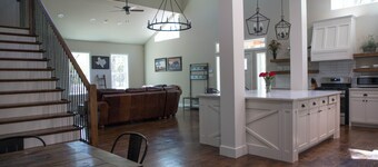 LUXURY CABIN 50 MIN FROM DALLAS ON 126 LUSH ACRES