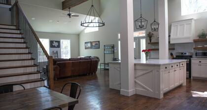 LUXURY CABIN 50 MIN FROM DALLAS ON 126 LUSH ACRES