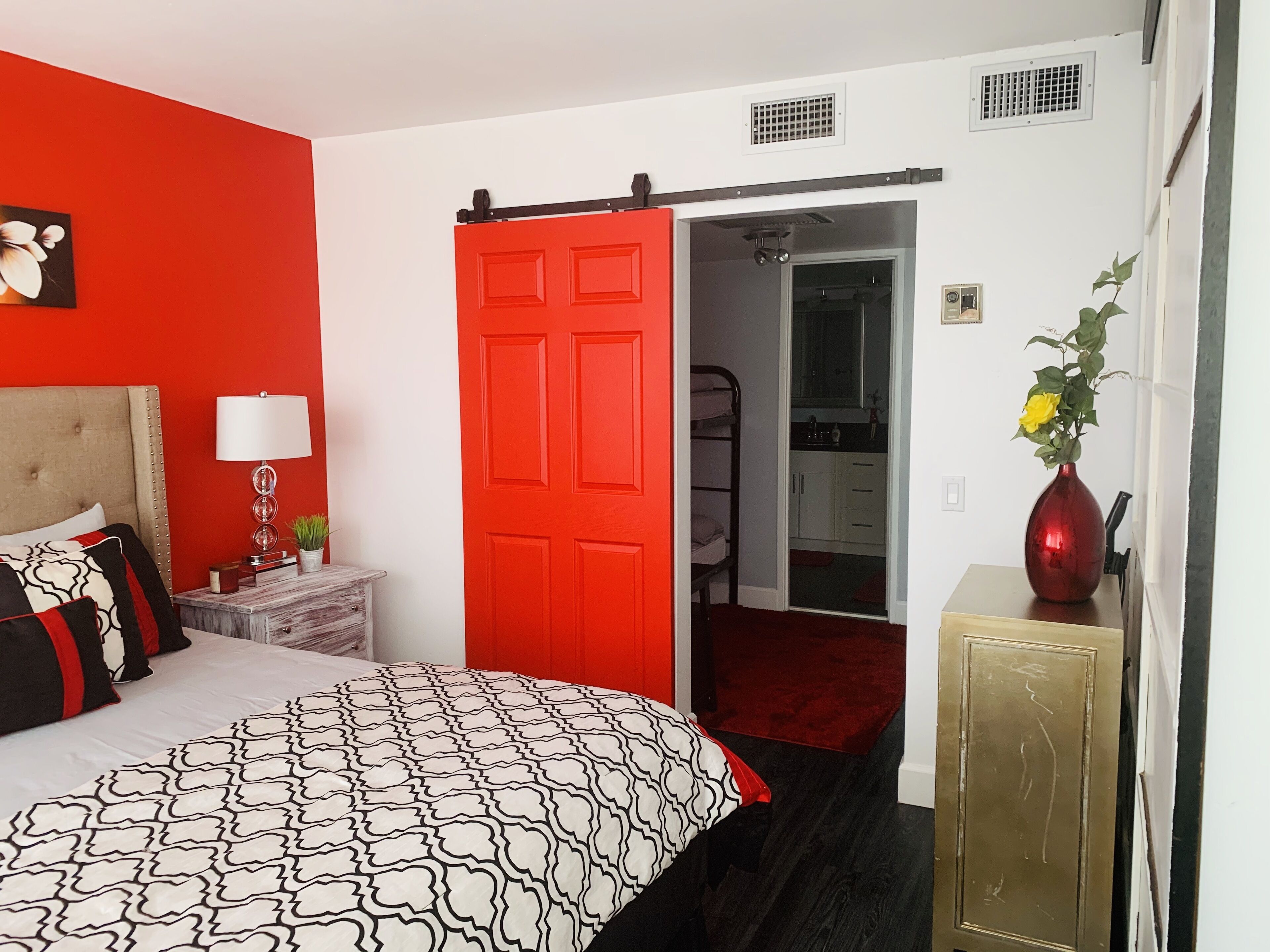 2 bedrooms, in-room safe, desk, iron/ironing board