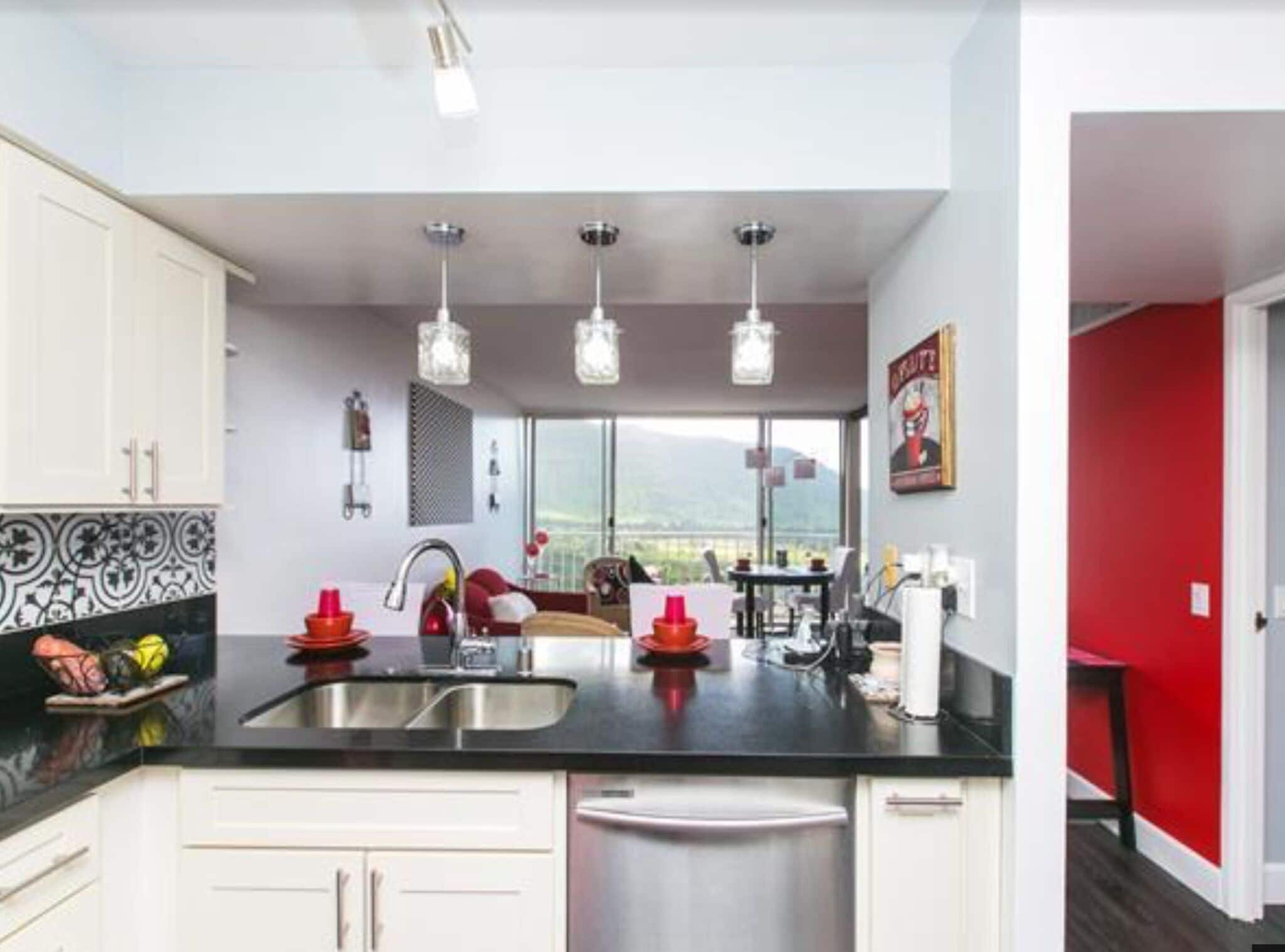 Beautiful Ocean & Mountain View Condo w/ Security 24/7