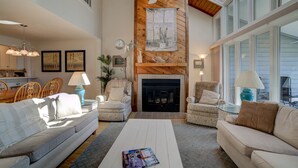 TV, table tennis - Meadows - Townhome in Bernard`s Landing with all the amenities to enjoy! (Moneta)