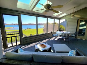 Téléviseur, table de ping-pong