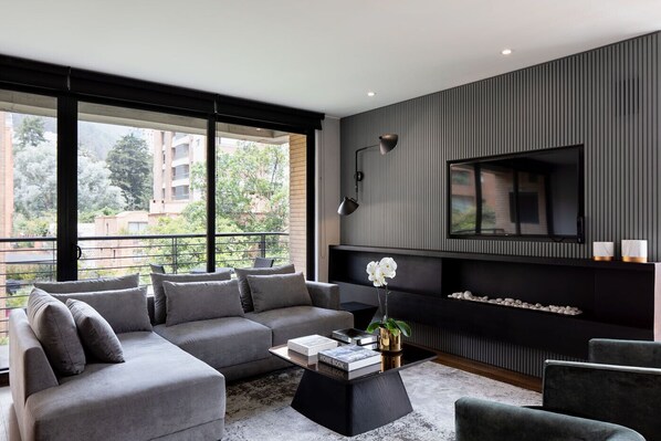 Télévision, cheminée