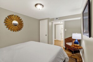 2 bedrooms, iron/ironing board, free WiFi, bed sheets - Heated Pool Access | 5*Clean | Flex Cancelation (Savannah)