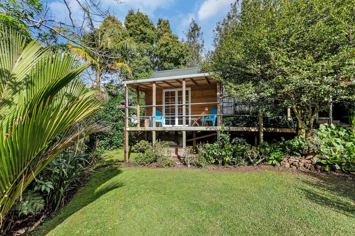 Your own space nestled in a peaceful garden next to the Waiarohia Stream. Better than a single shared room anywhere!