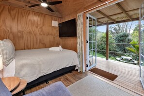 1 chambre, bureau, fer et planche à repasser, lit parapluie