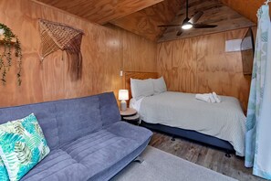 1 quarto, escrivaninha, ferros/tábuas de passar roupa, berço de viagem