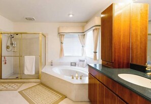 Bañera con ducha, secador de pelo, toallas, jabón