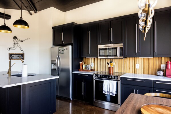 Refrigerador, microondas, horno y parrilla de estufa 