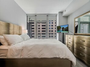 2 bedrooms, desk, iron/ironing board, travel cot - Roomy Woodmont Triangle 2BR nr Bethesda Station & Market (Bethesda)