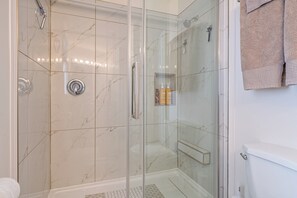 Een bad/douchecombinatie, een haardroger, vloerverwarming, handdoeken