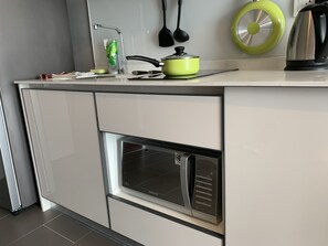 Réfrigérateur, micro-ondes, bouilloire électrique