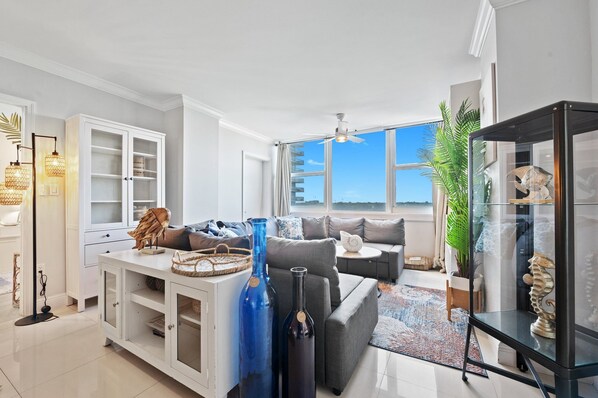 Smart TV, Netflix, Hulu, streaming services