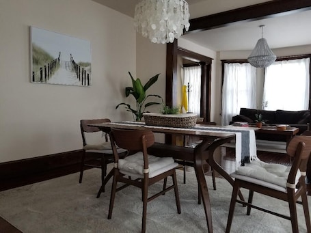 Dining. Spacious 2 Bedroom apartment close to Yale Bowl