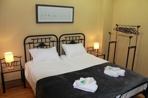 3 bedrooms, iron/ironing board, free WiFi, bed sheets - Old apartment overlooking Tiflis (Tbilisi)