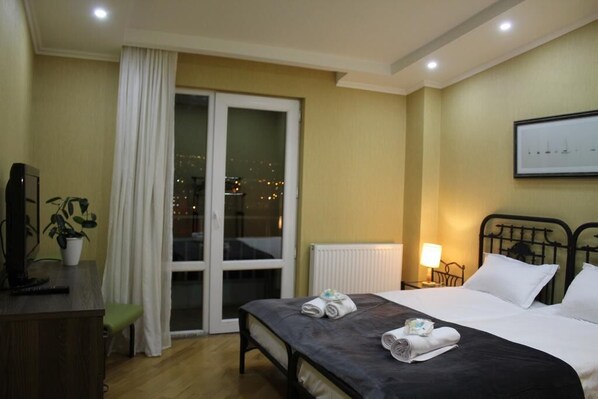 3 bedrooms, iron/ironing board, free WiFi, bed sheets - Old apartment overlooking Tiflis (Tbilisi)