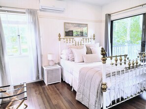 3 bedrooms, desk, iron/ironing board, travel cot - Lake Weyba Noosa Lodge & friendly kangaroos (Peregian Beach)