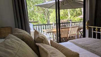 3 bedrooms, desk, iron/ironing board, travel cot