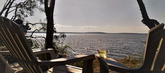 Lake Weyba Noosa Lodge & friendly kangaroos