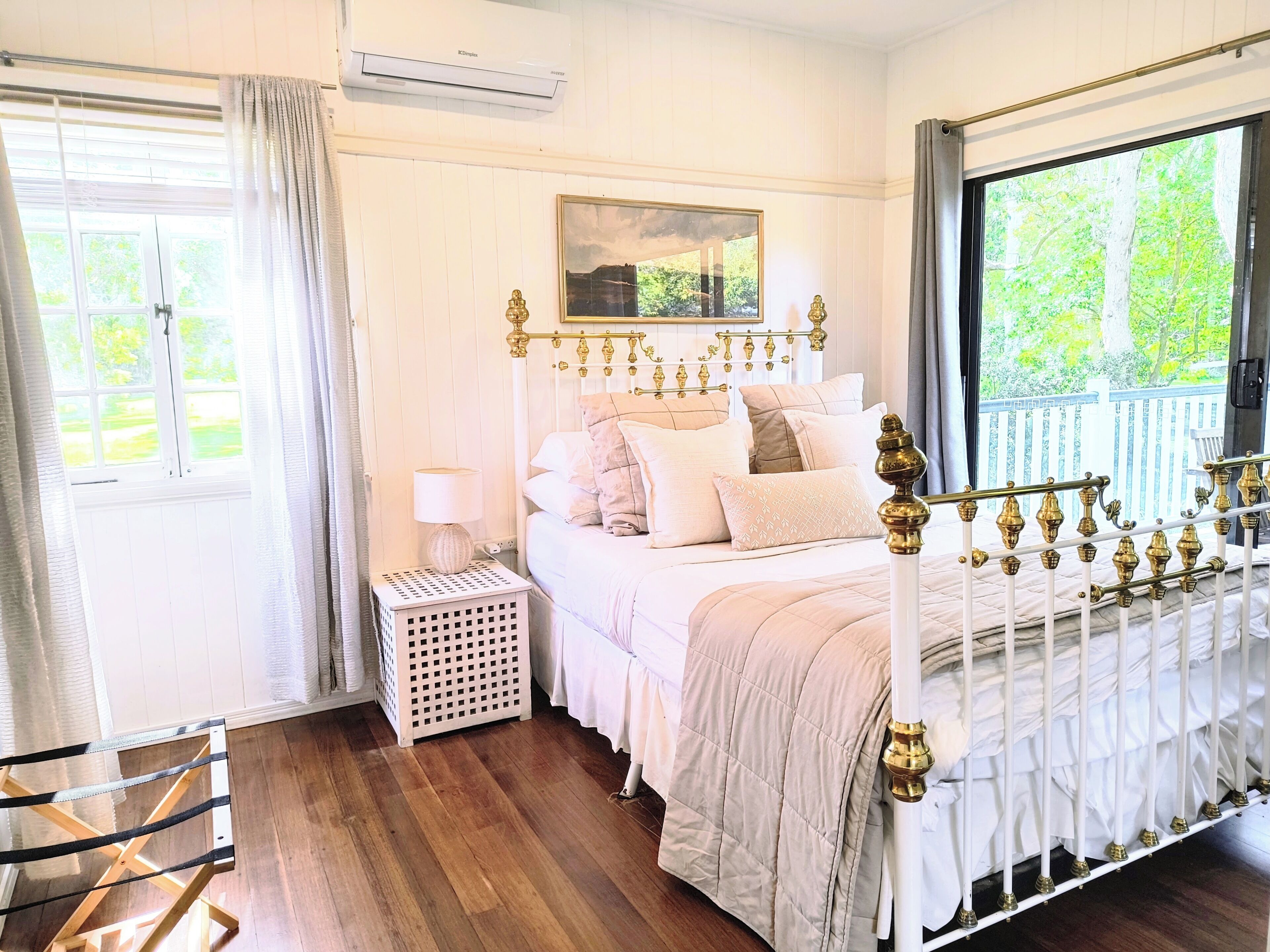 3 chambres, bureau, fer et planche à repasser, lit parapluie