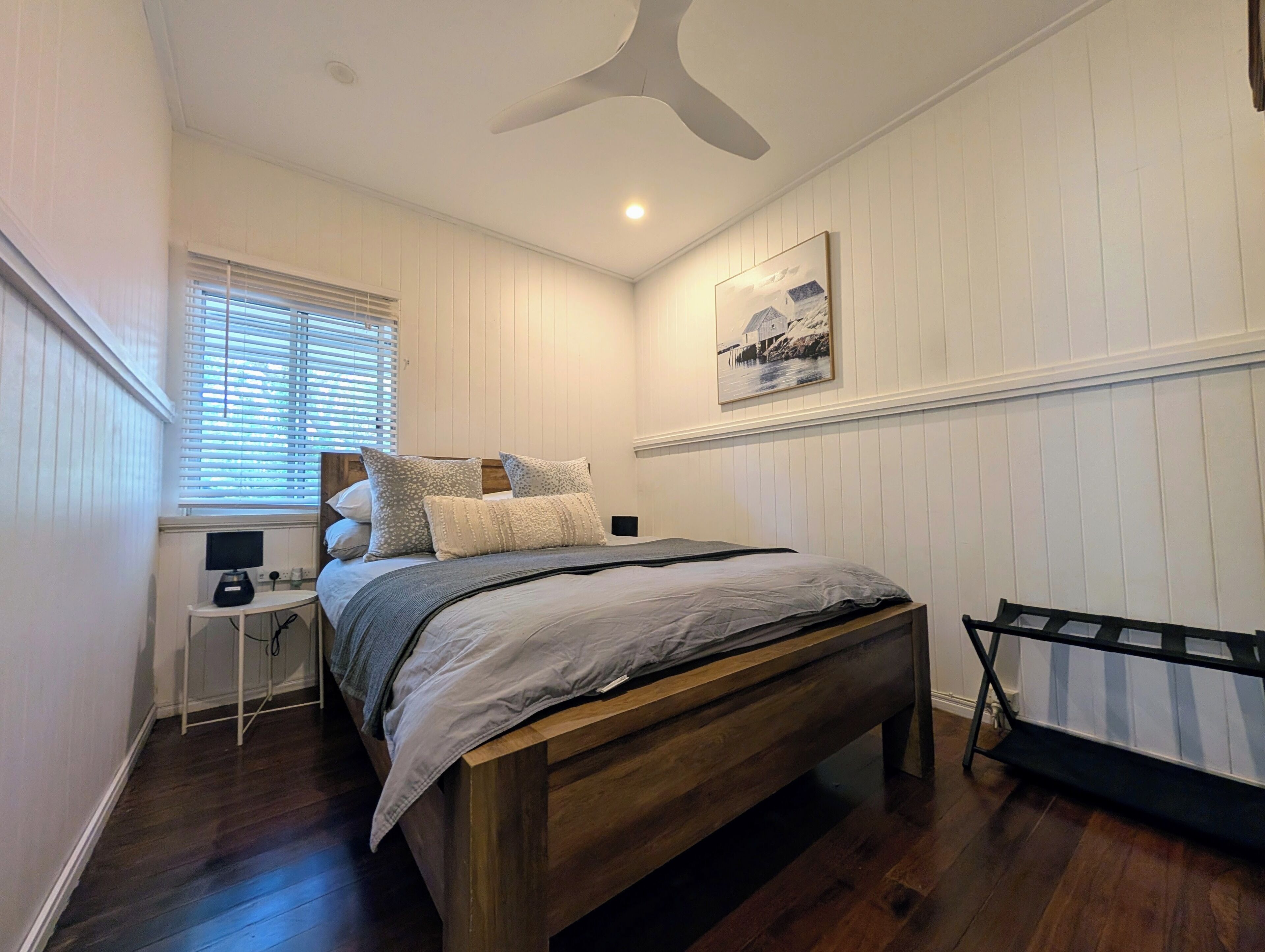 3 habitaciones, escritorio y tabla de planchar con plancha 