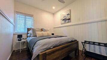3 habitaciones, escritorio y tabla de planchar con plancha