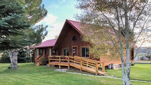 A log cabin with a wooden deck and a red roof. - Rustic Cabin 20 Mins to Capitol Reef Nat'l Park! (Lyman)