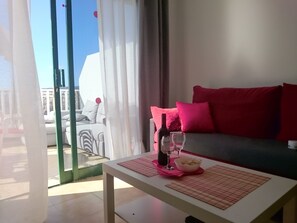 Televisión, chimenea, libros