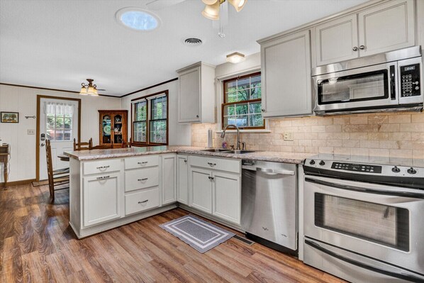 Réfrigérateur, four à micro-ondes, un four, surface de cuisson