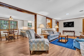 TV, books - Cairns Home-Waterfront, family-friendly, wide water views (Moneta)